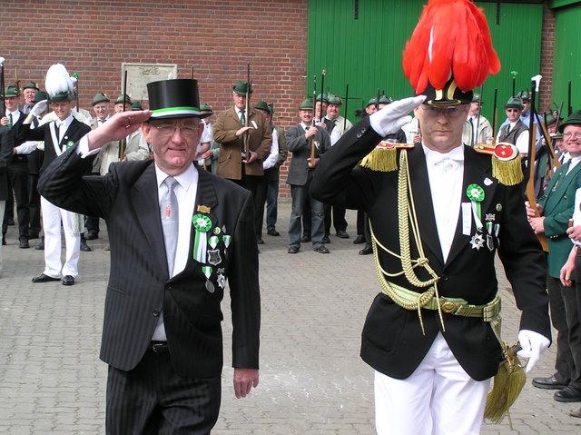 05b_mo 16 Hum.jpg - Ehrengeneralmajor Anton Eßling schreitet noch einmal mit seinen Nachfolger Oberst Klemens Kersting das Bataillon ab.